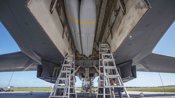 장거리 순항미사일인 '재즘'을 내부무장창에 탑재한 B-1B 랜서 전략폭격기. 사진=미공군/더드라이브