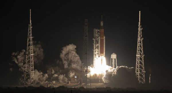 유인 우주선 '오리온' 을 탑재한 대형 로켓 '우주발사시스템(SLS)'이 16일 오전 1시 47분(현지시각) 플로리다주 케네디우주센터 발사장에서 발사되고 있다.사진=나사