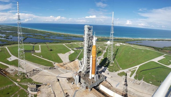 오리온을 탑재한 SLS가 미국 플로리다주 케이프 커내버럴 케네디 우주센터 발사대에 서 있다. 사진=나사