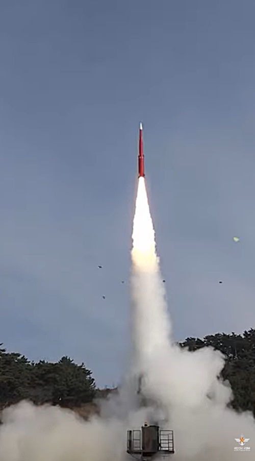 한국형 고고도미사일방어체계(THAAD)로 핫론칭 방식을 채택한  L-SAM 요격 미사일이 지난 2월 시험발사에서 화염을 뿜으며 창공으로 치솟고 있다. 사진=국방부 유튜브 캡쳐
