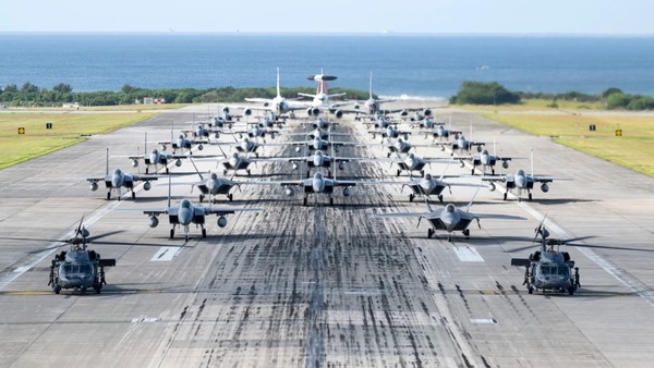 1ㅏㄹ주일미군이 22일 가데나 공군기지에서 한 대규모 훈련 모습을 공개했다. F-22A 스텔스 전투기와 F-15C 이글 전투기, E-3 센트리 공중조기경보기, RC-135 리벳조인트 정찰기 등 군용기 30여대가 투입됐다. 사진=미 공군.