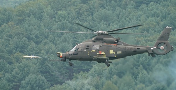 한국항공우주산업(KAI)이 개발하고 있는 소형무장헬기 LAH가 공대지 미사일을 발사하고 있다. 사진=한국항공우주산업