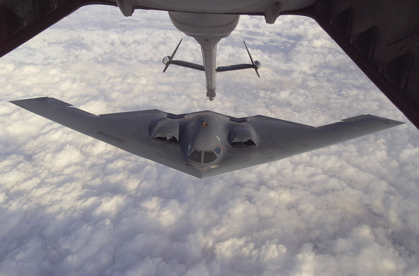 공중급유를 받고 있는 B-2.사진=미공군