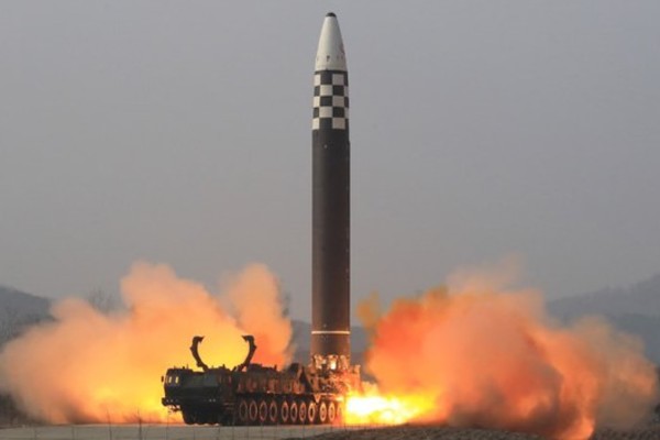 북한이 올들어 12월23일까지 대륙간탄도탄(ICBM) 8발을 포함해 탄도미사일을 38차례에 총 67발 발사했다. 사진은 지난 3월 화성-17형이 발사되고 있는 모습.  사진=조선중앙통신