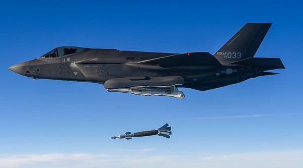 공군의 F-35A 스텔스 전투기가 내부무장창을 열어 GBU-12 정밀유도폭탄을 투하하고 있다. 공군은 현재 40대를 운용하고 있는데 오는 2028년까지 추가로 20대를 확보한다.  사진=합동참모본부