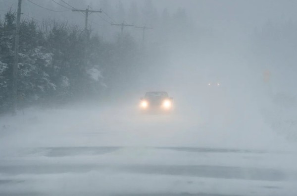 강풍을 동반한 폭설이 내린 23일 몬트리올시 북쪽의 라노디에흐( Lanaudière) 지역에서 차량들이 시계 제로 상태의 도로를 엉금엉금 주행하고 있다. 사진=라디오캐나다