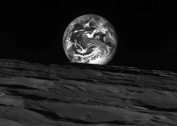 달 탐사선 다누리가 지난해 12월24일 달 상공 344km 상공에서 촬영한 지구 사진을 한국항공우주연구원이 3일 공개했다. 사진=한국항공우주연구원