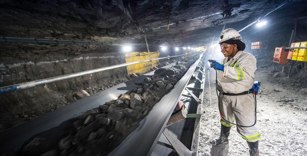 남아공 백금 생산업체 시바니스틸워터의 백금광산에서 광석들이 컨베이어 벨트로 실려나가고 있다. 사진=시바니스틸워터