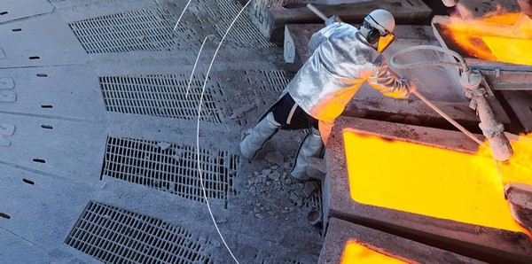 스위스계 글로벌 다국적 상품 중개회사인 글렌코어의 근로자가 구리 제련공장에서 용해된 구리를 다루 고 있다. 사진=글렌코어