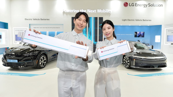 LG엔솔 직원이 지난 15일부터 17일까지 사흘간 서울 강남구 코엑스에서 열린 국내 최대 규모 2차전지 산업 전시회 '인터배터리(InterBattery) 2023'에서 LG엔솔의 배터리를 소개하고 있다.사진=LG엔솔