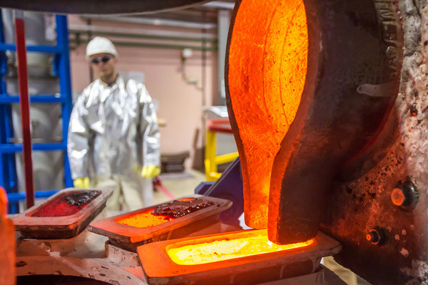 러시아 금생산업체 폴리메탈인터내셔널의 하바롭스크변경주에 있는 아무르스크 산화공정(POX) 금제련소에서 근로자가 용광로에서 흘러내리는 금용액을 보고 있다. 사진=폴리메탈인터내셔널