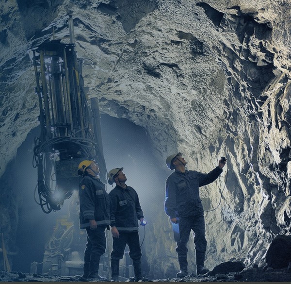 세계 최대 팔라듐 생산업체인 노르니켈 직원들이 지하 갱도에서 광상을 살피고 있다. 사진=노르니켈