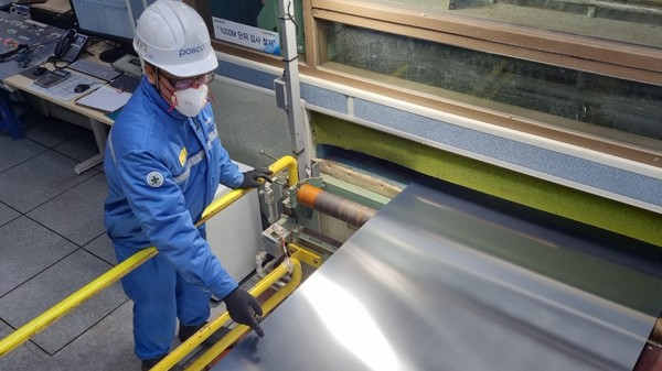 포스코홀딩스 산하 포항제철소 스테인리스 1냉연공장에서 근로자가 생산되는 제품을 점검하고 있다. 사진=포스코홀딩스