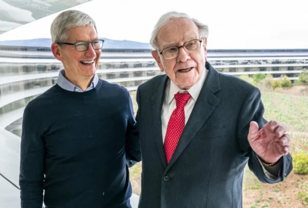 환하게 웃고 있는 팀 쿡 애플 CEO와 워런 버핏 버크셔 해서웨이 CEO. 사진=더스트리트닷컴
