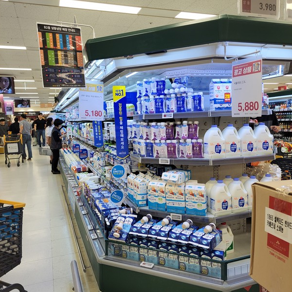 6월 소비자물가가 1년 전에 비해 2.7% 오르는데 그쳤다. 석유류 제품 가격 하락이 큰 기여를 했다. 반면 우유(9%)와 라면(13.4%), 빵(11.5%) 등 가공식품이 오르면서 체감물가는 이보다 크게 뛰었다.서울의 한 대형마트 우유 판매대. 사진=박준환 기자