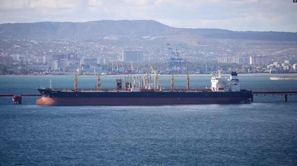 러시아 해안 지역 석유 저장시설에 유조선이 정박해있다. 사진=VOA