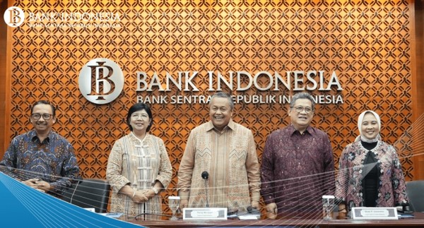 인도네시아 중앙은행인 인도네시아은행(BI)가 24일 기준금리를 연 5.75%로 동결하기로 결정했다. 가운데가 페리 와리지요 총재 사진=인도네시아은행