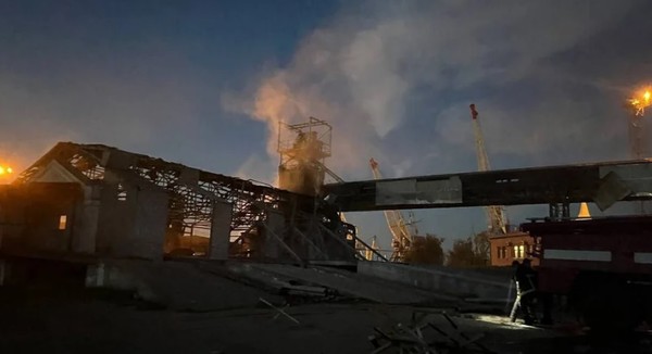 다뉴브항의 우크라이나 곡물저장 시설이 러시아의 드론 공격을 받아 완전히 파괴됐다. 우크라이나는 이에 따라 아드리아해의 크로아티아 항구를 이용해 곡물을 수출하기 시작했다. 사진=키이우포스트