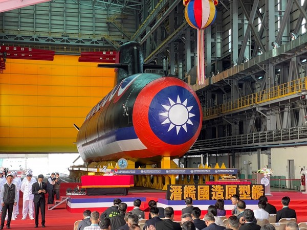 X28일 진수된 대만의 첫 국산 잠수함 하이쿤함.선미에 엑스(X)형 방향타가 보인다.  함수의 어뢰발사관은 대만 국기로 가려져 있다. 사진=타이완뉴스