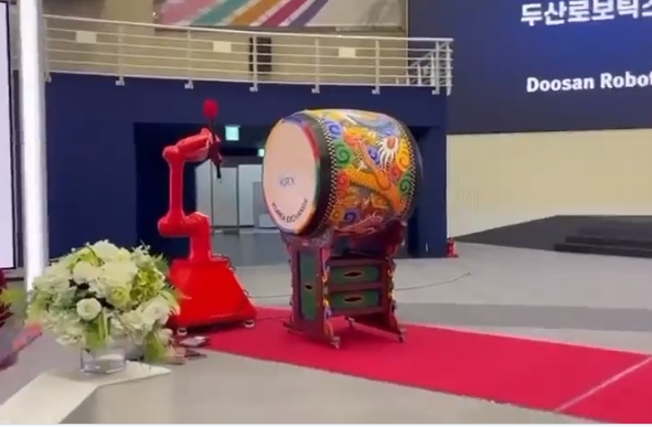 두산로보틱스가 5일 연 상장기념식에서 로봇이 북을 치고 있다.사진=타이거인베스터 엑스(옛 트위터) 계정 캡쳐