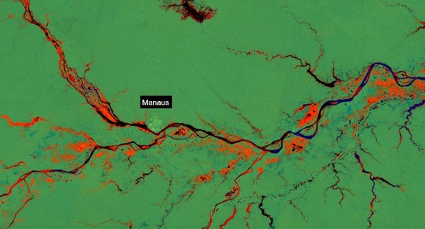 브라질의 극심한 가뭄으로 아마존강이 바닥을 드러냈다. 마나우스주를 관통하는 아마존강을 찍은 위성사진에는 강의 흔적만 남았고 붉은 바닥이 선명하게 찍혀 있다. 사진=SOAR 엑스(옛 트위터 캡쳐)