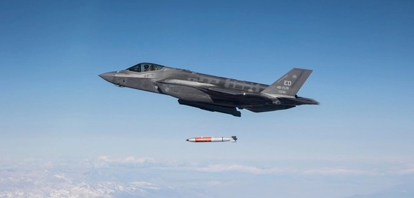 미공군 F-35 스텔스 전투기가 비활성 전술핵폭탄 B61-12를 투하하는 훈련을 하고 있다. 사진=미국 국방부