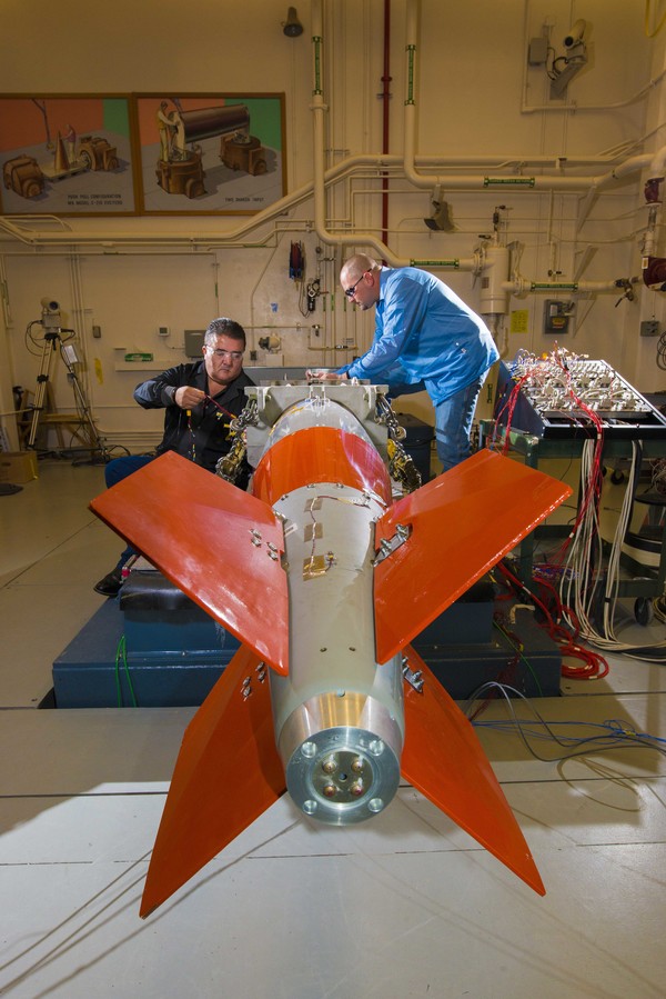 샌디아연구소 관계자가 비활성 전술핵폭탄 B61-12에 시험 장비를 장착하고 있다. 사진=샌디아연구소