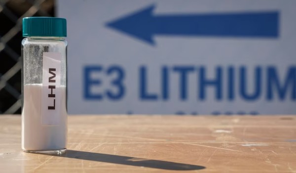 '하얀 석유'라는 리튬이 든 작은 병. 사진= 캐나다 CBC/E3