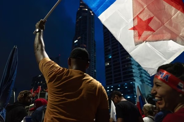 파나마에서 광산 탐사 유예를 축하하는 시위 중 한 시민이 파나마 국기를 흔들고 있다.파나마 시대는 처음에는 퍼스트퀀텀 광업계약 부여에 대한 반대시위를 벌이다 범위를 확대하고 있다. 사진=CBC캐나다/블룸버그
