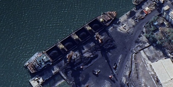 북한 남포 석탄항에 정박한 175m 길이의 선박 적재함 속에 석탄이 가득하다. 유엔 안보리 결의 2371호는 북한의 석탄 수출을 금지하고 있다.  사진=에어버스/VOA