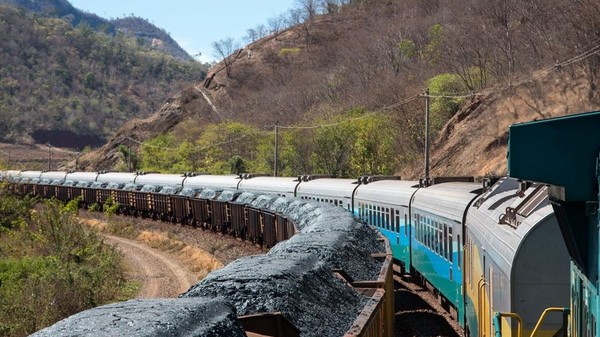 브라질 발레의 수출용 철광석을 싣고 달리는 열차 모습. 사진=발레
