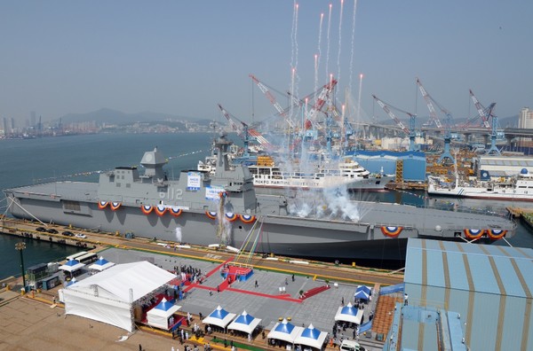 독도급 대형 수송함 2번함인 '마라도'함의 진수식 당시의 마라도함. 사진=해군