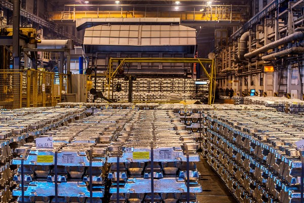 러시아 알루미늄 업체 루살 제련공장에 알루미늄 잉곳이 쌓여 있다. 사진=루살