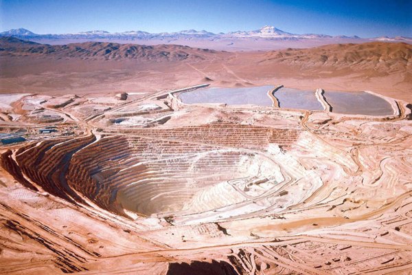 세계 최대 구리정광 생산 광산인 칠레 에스콘디다 광산 전경. 노천 광산 두 개로 이뤄져 있다.사진=존리페티모어 엑스(옛 트위터)