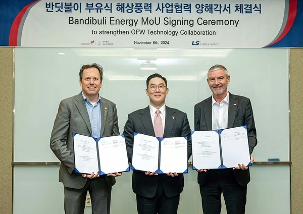 6일 광주광역시에서 열린 빅스코 2024에서 반딧불이 에너지(주)가 LS전선와 반딧불이 부유식 해상풍력 사업협력 양해각서(MOU)를 체결했다. 왼쪽부터 엠브렛 욘스가드 에퀴노르 반딧불이 프로젝트 구매 디렉터, 구본규 LS전선 대표, 토르게 나켄 에퀴노르 반딧불이 프로젝트 총괄 디렉터. 사진=LS전선