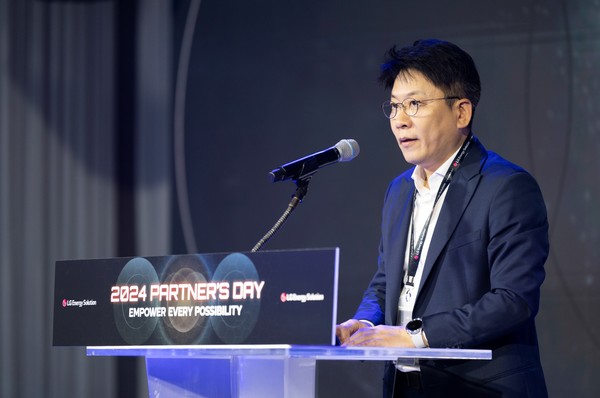 지난해 영업이익 75%이상 줄면서 어깨가 무거워진 김동명 LG에너지솔루션 사장. 사진은  '2024 파트너스 데이'에서 회사 비전을 밝히고 있는 모습. 사진=LG에너지솔루션