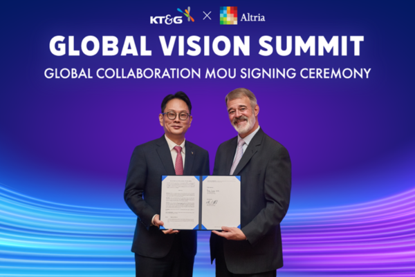 방경만 KT&G 사장과 미국 알트리아의 빌리 지포드 최고경영자(CEO)가 특수목적법인(SPC) 설립 등을 위한 양해각서를 체결한 후 기념 사진을 위해 포즈를 취하고 있다. 사진=KT&G