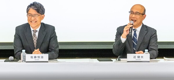 일본 토요타 자동차의 사토 고지 최고경영자(CEO)와 켄타 콘 재무책임자(CFO)가 6일 도쿄에서 열린 기자회견에서 발언하고 있다. 콘은 오는 4월1일 사토 고지를 대신해 CEO직에 오른다.사진=토요타자동차