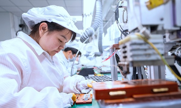 중국 장쑤성 난퉁시 리튬 배터리 공장에서 근로자가 작업하고 있다. 사진=글로벌타임스