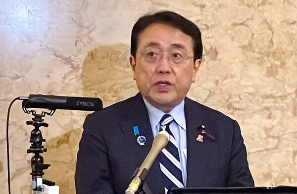 아카자와 료세이(赤沢亮正) 경제산업상(장관)이 5일 도쿄에서 기자회견을 갖고 라피더스에 대한 1500억 엔의 추가 출자를 완료했다고 발표하고 있다. 사진=니혼게이자이신문 캡쳐