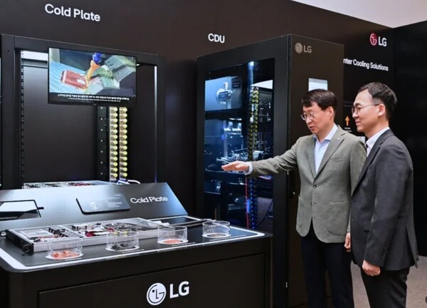 지난해 7월 마곡 LG사이언스파크에서 이재성 ES사업본부장 부사장(왼쪽)이 AI 데이터센터 액체냉각 솔루션인 CDU(냉각수 분배 장치)를 살펴보고 있다. 사진=LG전자뉴스룸