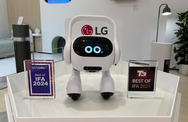 LG전자의 AI 에이전트 '퓨론(FURON)'을 탑재, 두 다리에 달린 바퀴와 자율 주행 기술로 움직이는 이동형 AI홈 허브. 사진=LG전자