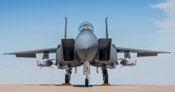 F-15 전투기가 타우러스 350E 공대지 순항미사일 두 발을 탑재한 채 서 있다. 사진=MBDA