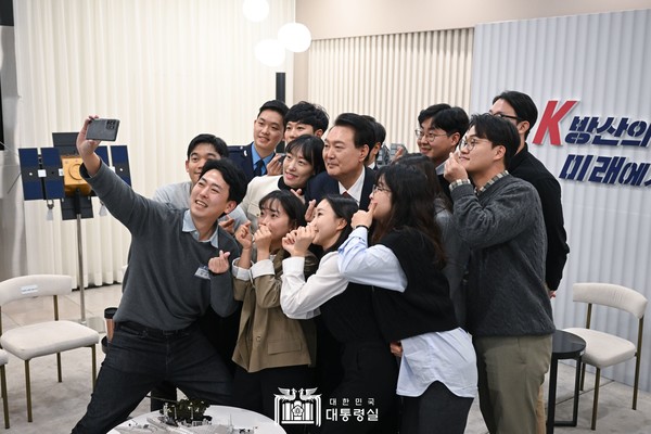 윤석열 대통령이 7일 한화에어로스페이스에서 열린 제2차 방산수출 전략회와 청년 방위산업인 간담회에 참석해 청년들과 함께 기념사진을 촬영하고 있다. 사진=대통령실