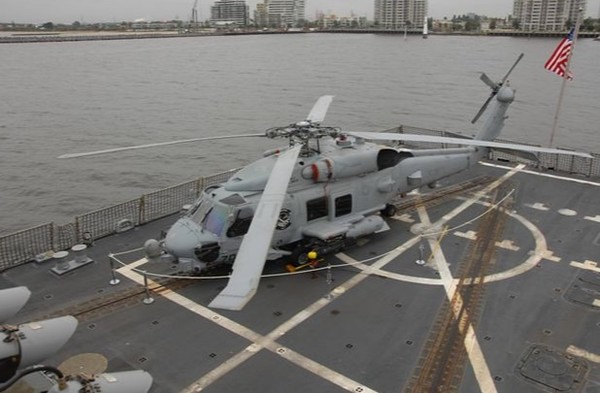 미 해군 구축함 헬기 갑판에 착함한 시호크 MH-60R.사진=록히드마틴