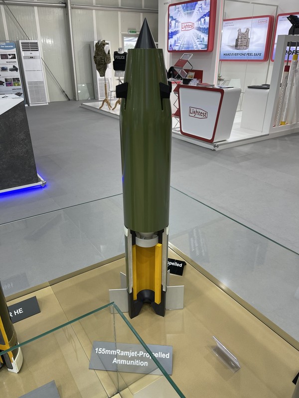 군당국이 사거리가 최대 60km에 이르는 155mm 사거리연장 포탄의 개발을 완료하고 곧 양산에 들어간다. 사진은 풍산이 개발한 구경 155mm 램제트 추진 곡사포탄. 사거리를 현재 최대 40km에서 60km로 늘린 것으로 알려졌다. 사진=그레고리 노울스 엑스(옛 트위터) 캡쳐)