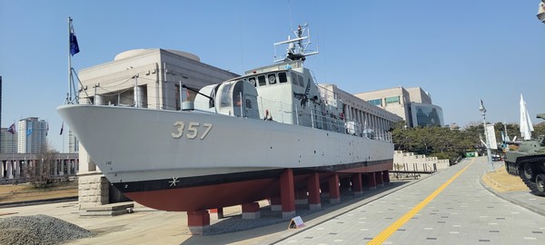 전쟁기념관에 전시된 참수리 고속정 357호. 사진=박태정 기자