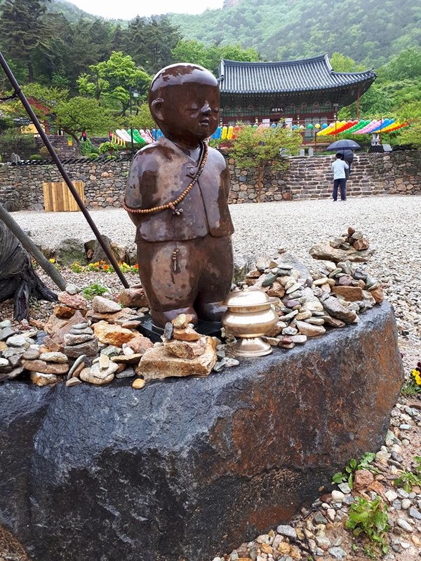 부암군 개암사 경내를 지키고 있는 동자승상. 사진=박태정 기자