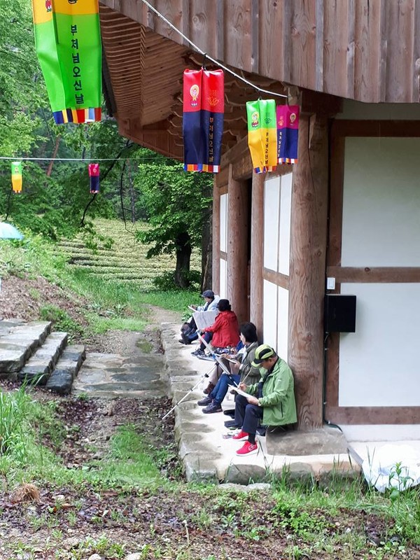 스케치에 열중하는 산채수묵회 회원들.사진=박태정 기자