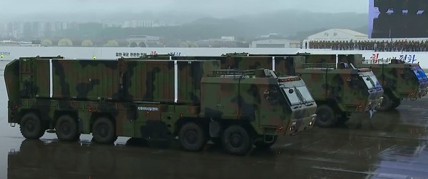 도널드 트럼프 행정부의 전 참모가 한국에 국방비를 국내총생산(GDP)의 3%이상을 올릴 것을 촉구해 주목을 끌고 있다. 사진은 지난해 국군의 날 행사에서 공개된 고위력 현무 탄도미사일 발사차량.사진=국방TV 유튜브 캡쳐